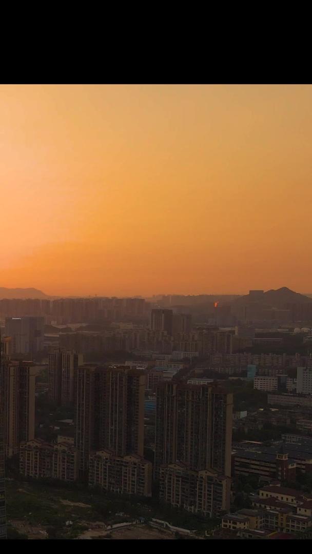 长沙金茂梅溪湖夕阳黄昏双子大楼网红打卡城市地标视频的预览图