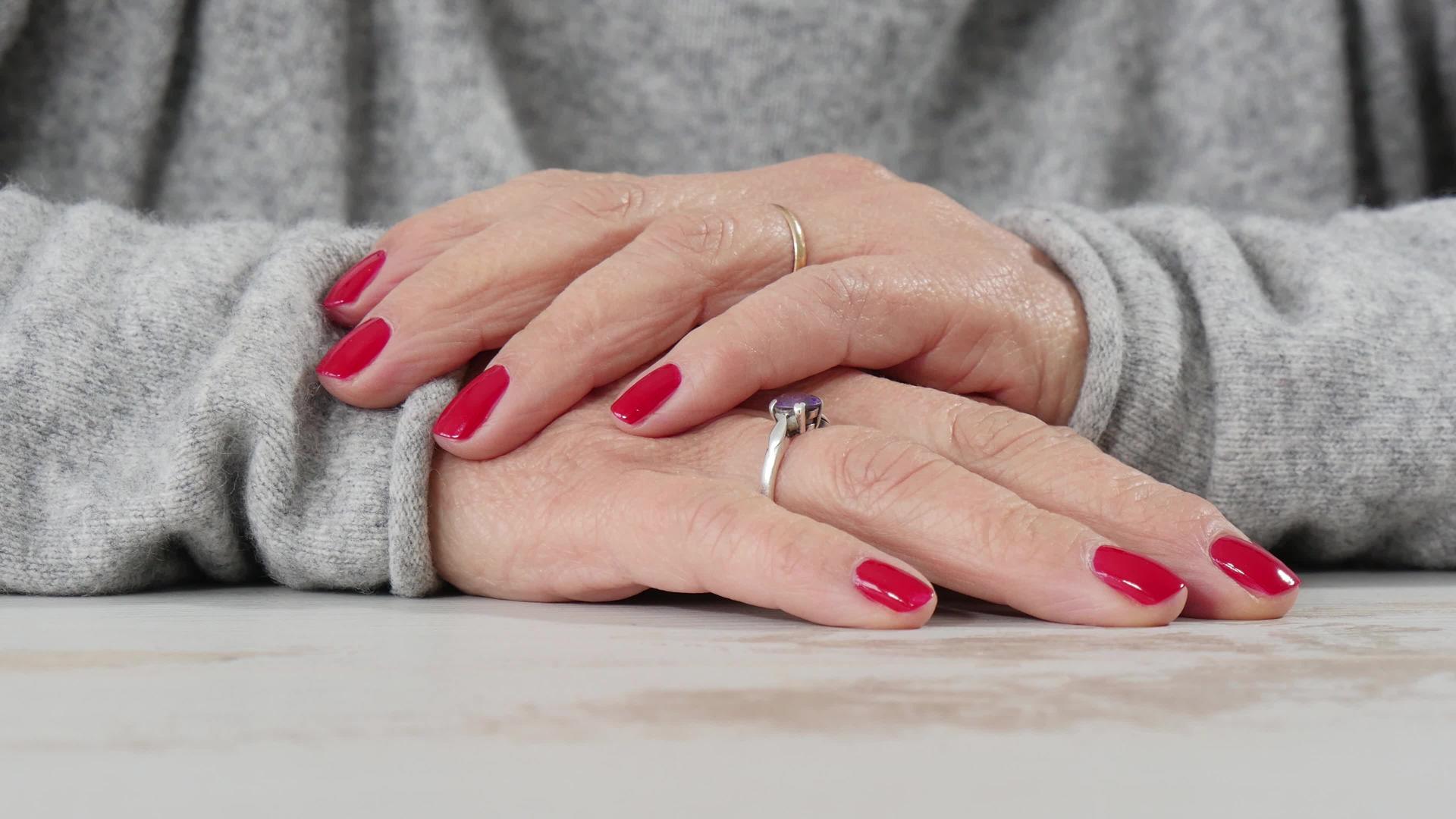 成熟女性的手使用红指甲油视频的预览图