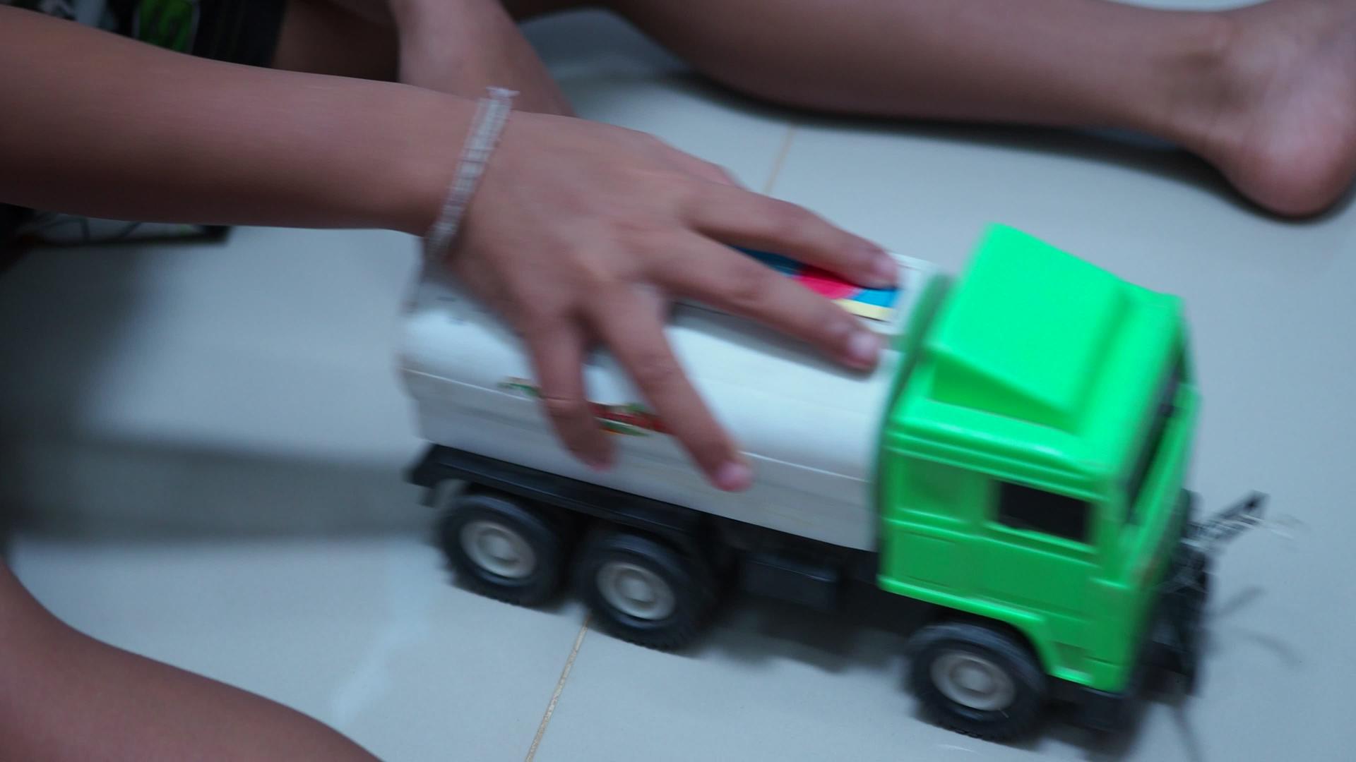 一个男孩玩玩具车视频的预览图