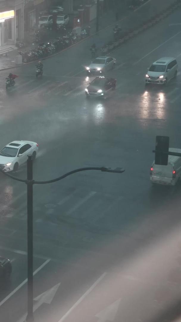 透过玻璃拍摄下雨天的街道视频的预览图