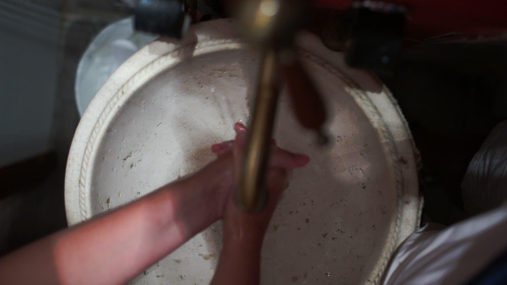 女人用旧的洗手池洗手视频的预览图