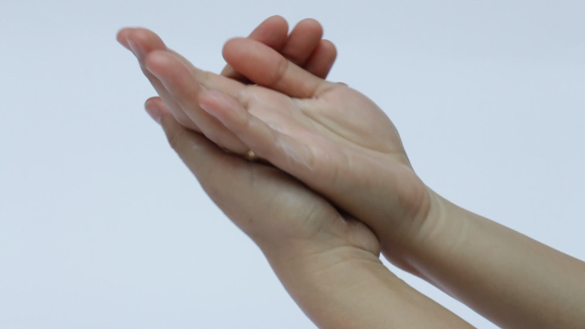 女人用手霜的手视频的预览图