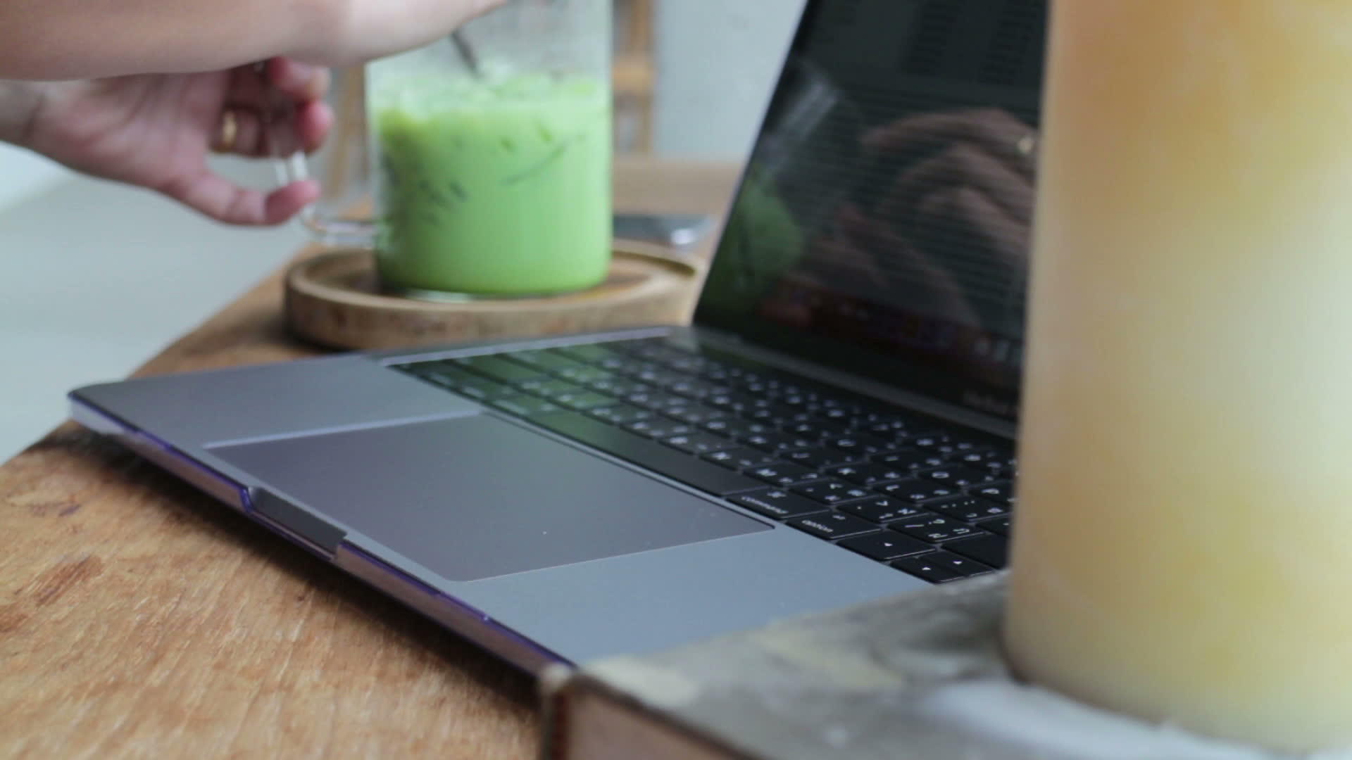 女性在线使用笔记本电脑和喝冰牛奶的女性视频的预览图