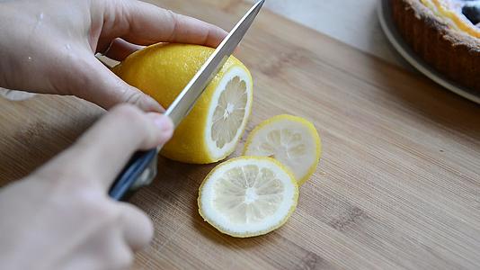 女人用刀在砍板上切柠檬视频的预览图