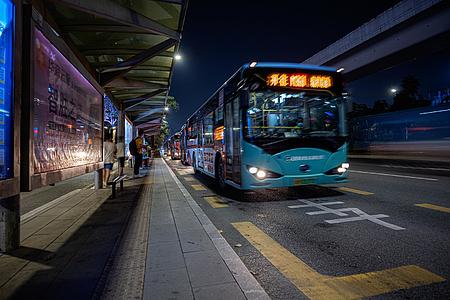 城市夜晚公交车站马路车流延时视频的预览图