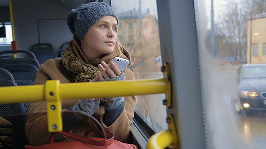 女性用智能手机驾驶公共汽车视频的预览图