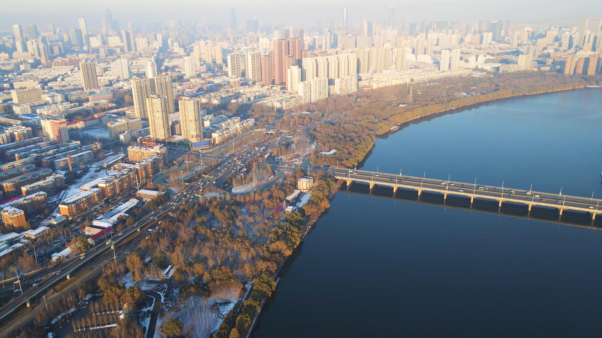 4K震撼航拍沈阳CBD市区冬季雪景视频的预览图