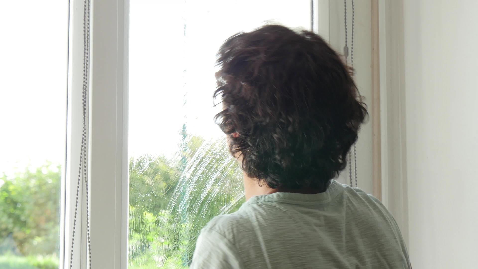 一名妇女清洗了她房子的窗户视频的预览图