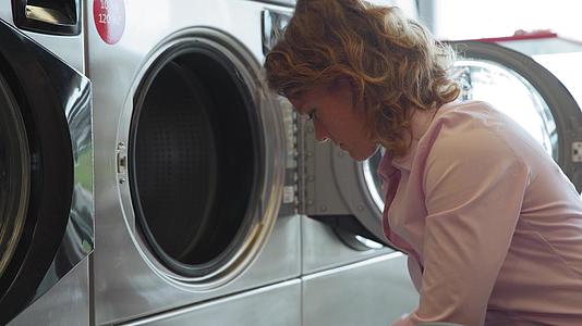 一个年轻女子正在做家务洗衣服视频的预览图