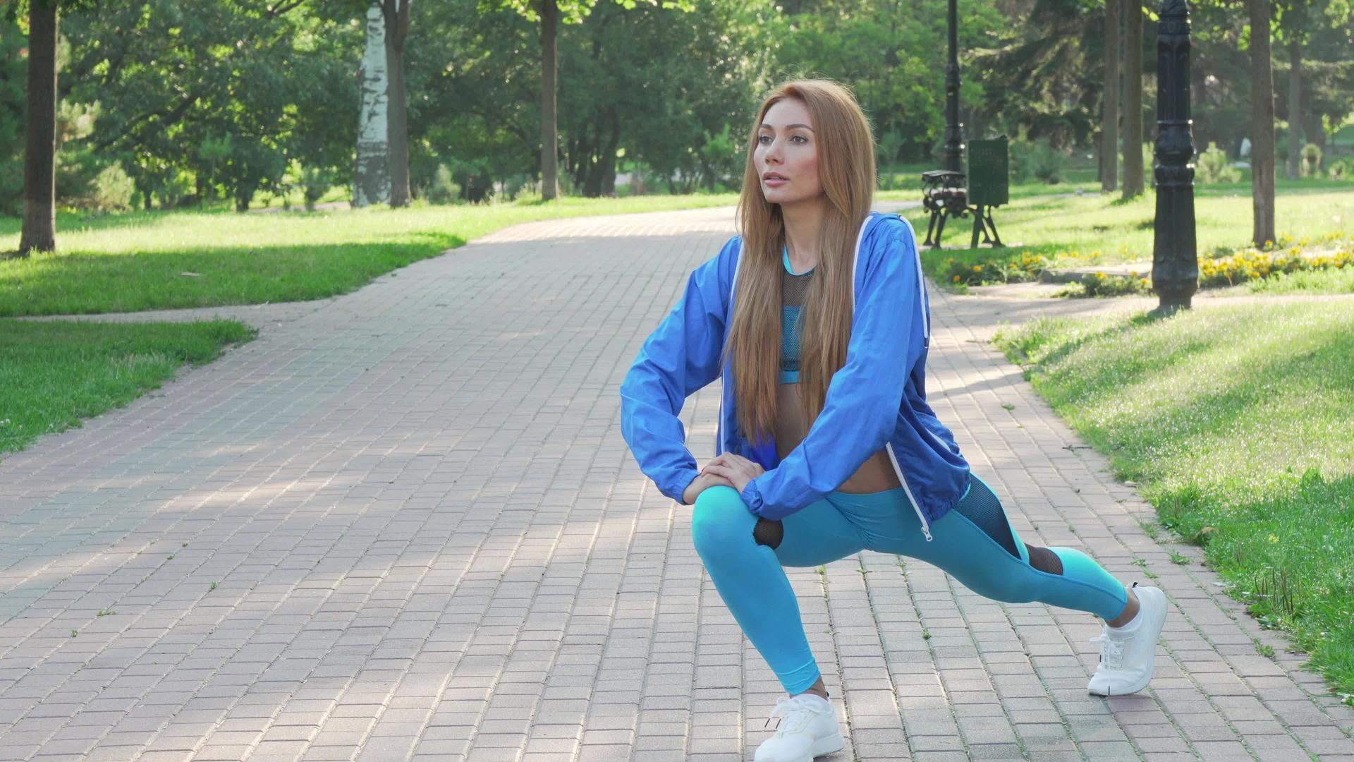 美丽的女人在公园里锻炼视频的预览图