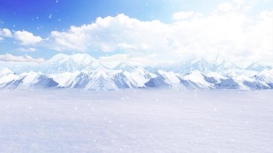 冬天美丽的雪山背景下雪冰山视频的预览图