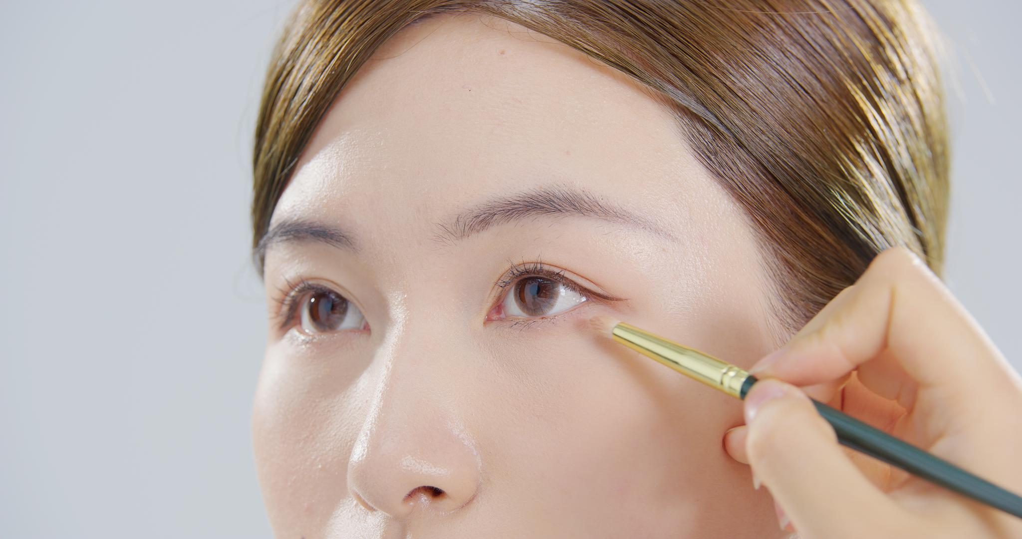 8K化妆师为年轻女性画眼影视频的预览图