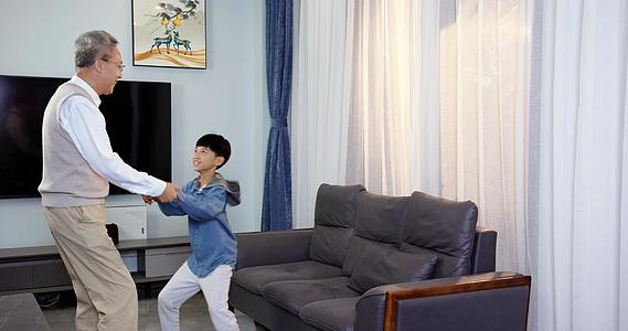 祖孙在客厅玩耍跳舞视频的预览图
