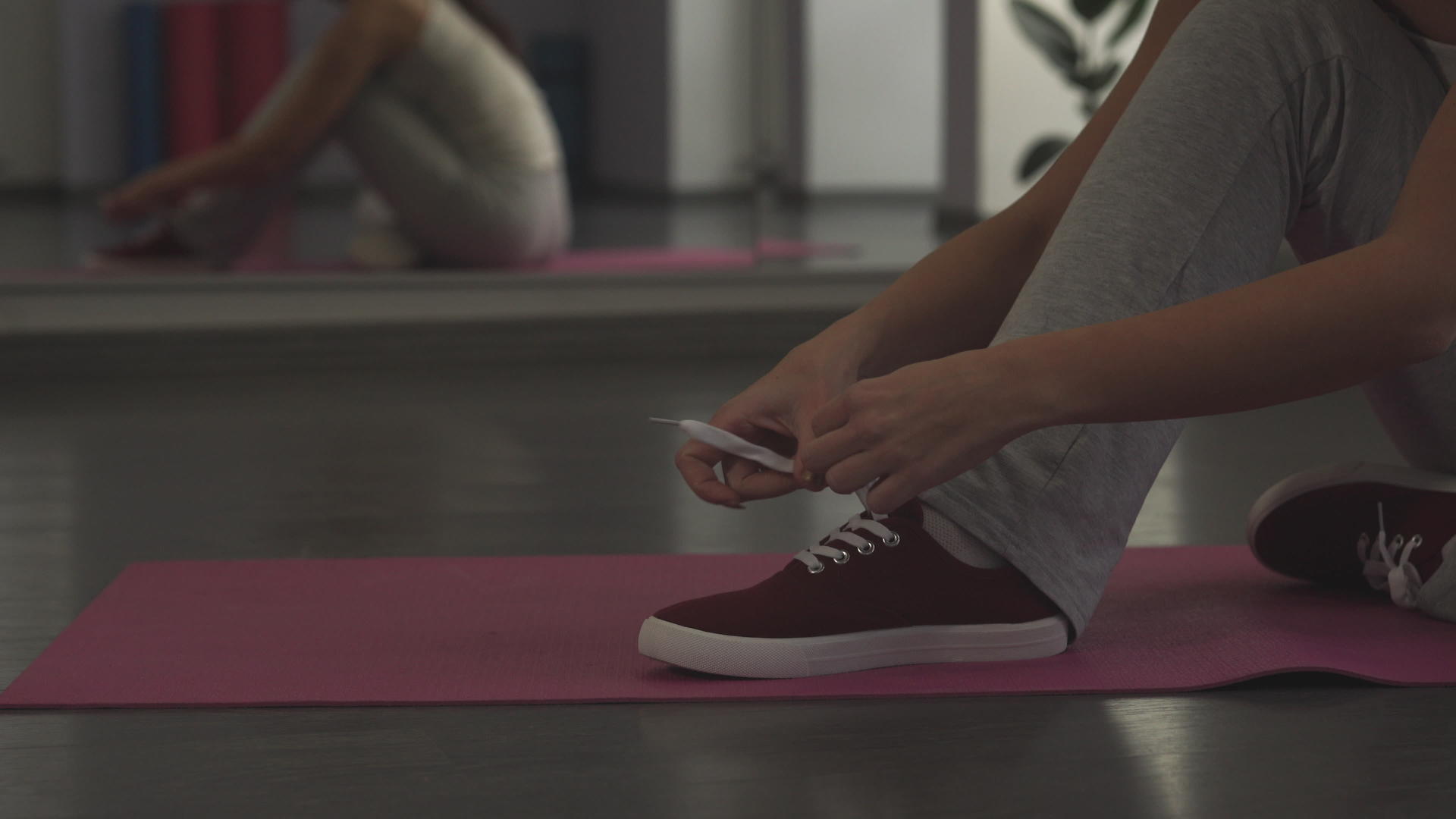 把鞋带系在运动鞋上视频的预览图