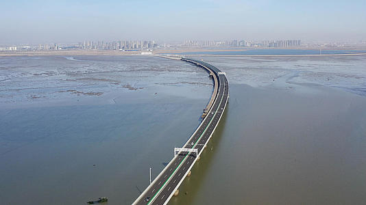 青岛城市风光胶州湾跨海大桥航拍4K视频视频的预览图