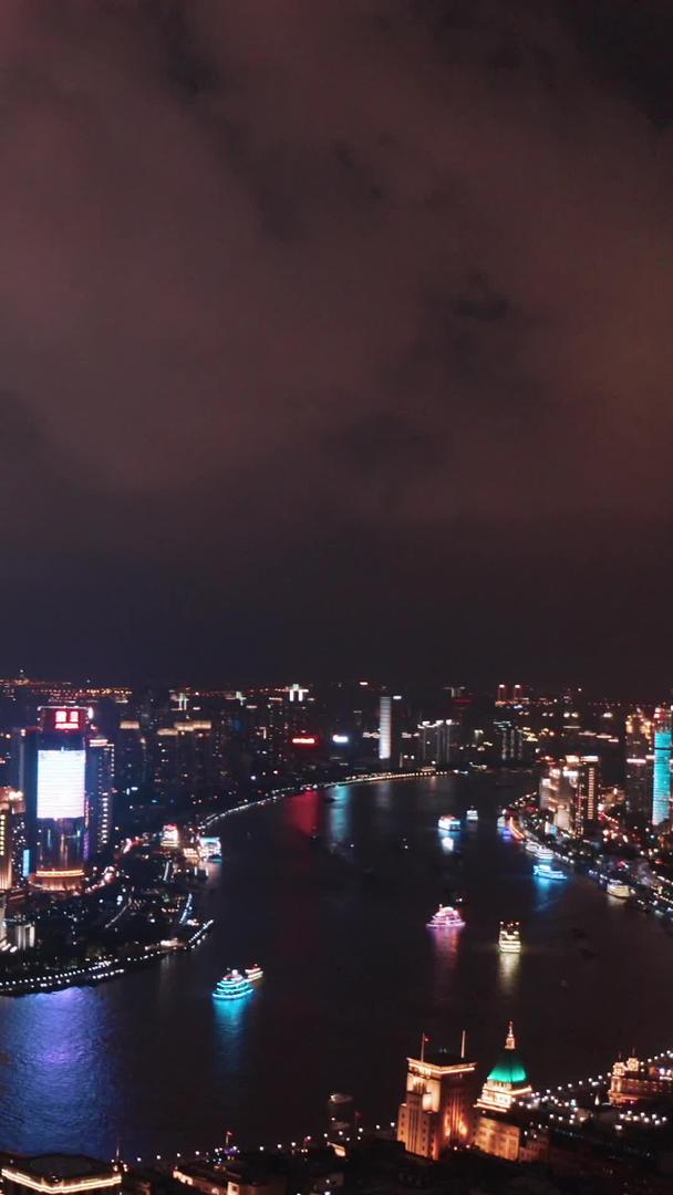 航拍上海陆家嘴外滩城市夜景视频的预览图