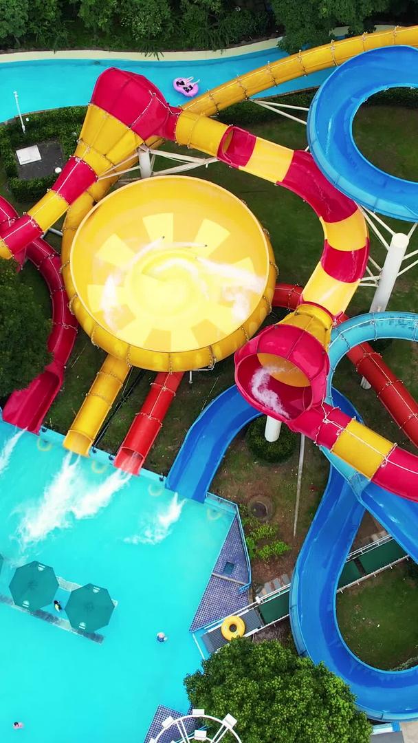 夏季航拍城市夏季降温戏水乐园惊险刺激娱乐休闲项目素材视频的预览图