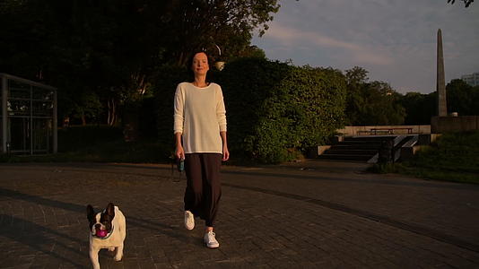 女人和宠物一起散步视频的预览图