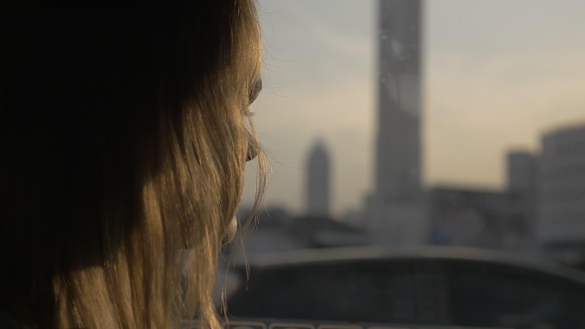 在泰国Bangkok乘公共汽车时妇女向窗外望去视频的预览图