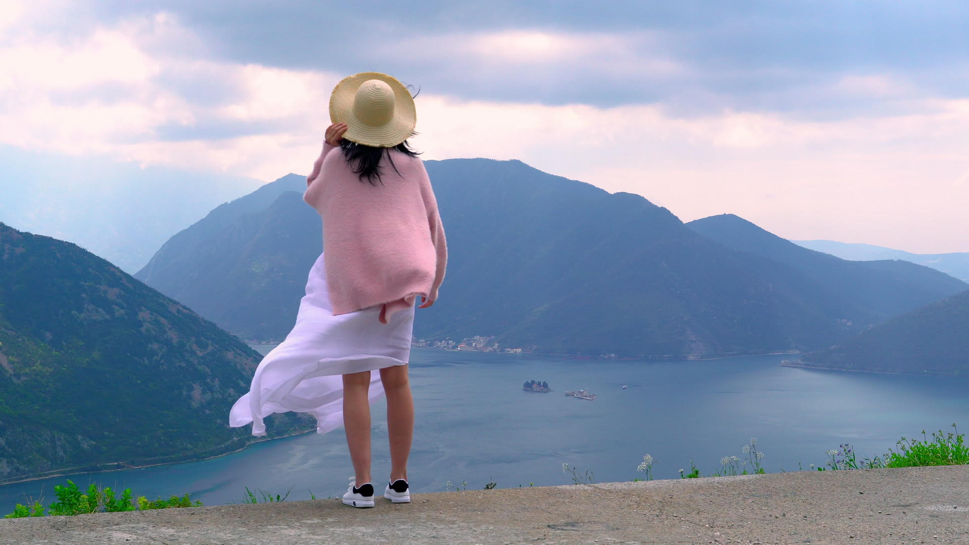 那个穿着草帽和衣服的女人站在湖边视频的预览图