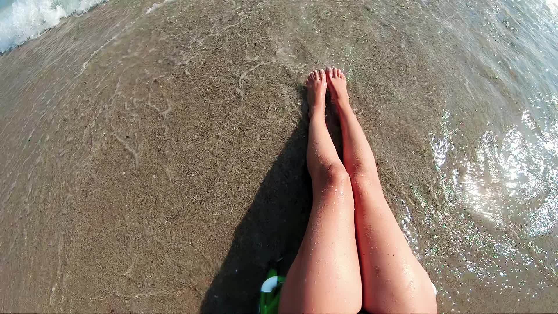 坐在海边的浅水里慢慢地玩耍慢慢地移动视频的预览图