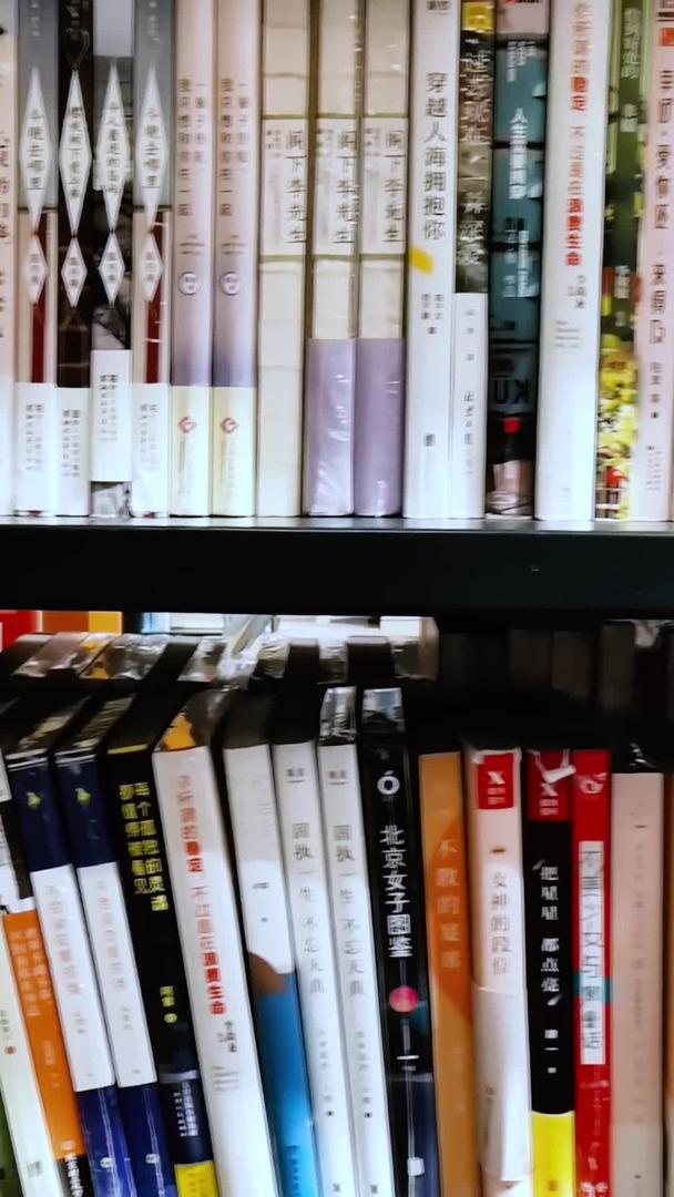 实拍书店展示整齐玲琅满目的图书视频的预览图