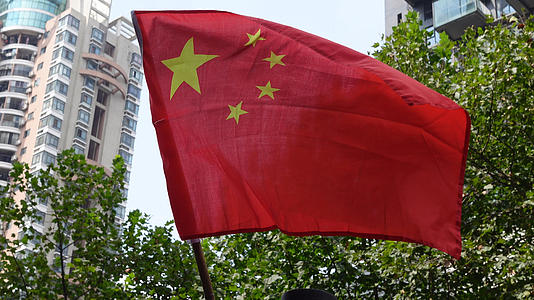 国庆节街头迎风飘扬的五星红旗k素材视频的预览图