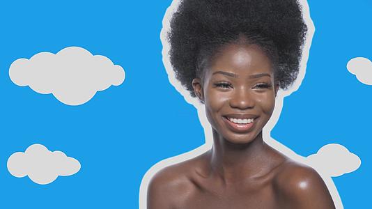 快乐的非洲女性在相机上使用深蓝色背景的相机视频的预览图