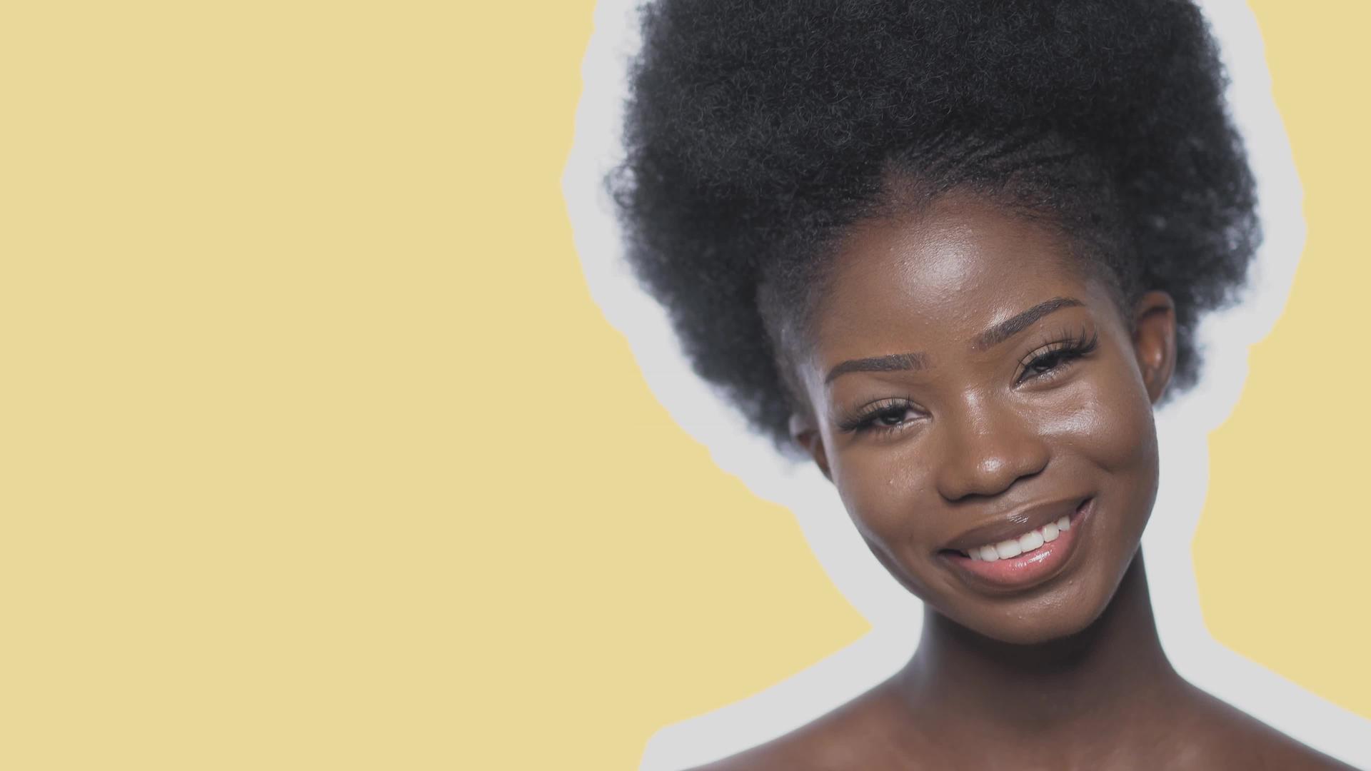 非洲女性对着黄色背景微笑视频的预览图