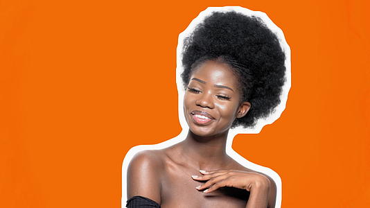 非洲女六色的橙色背景下微笑的非洲女性很开心视频的预览图
