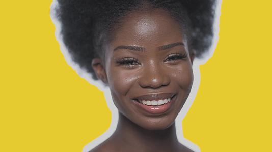 非洲女颜六色的黄色背景的非洲女性微笑视频的预览图