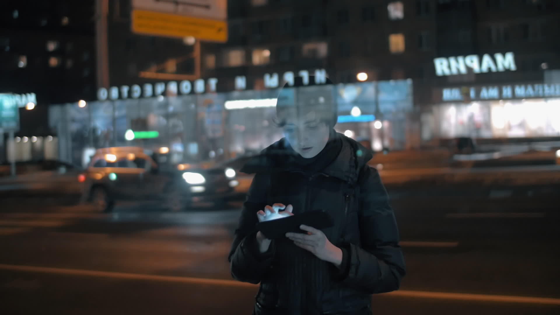 夜间城市中有数字石板的女性视频的预览图