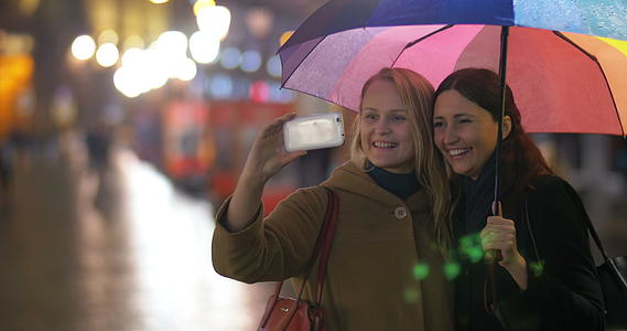 女性朋友在彩虹伞下自拍视频的预览图