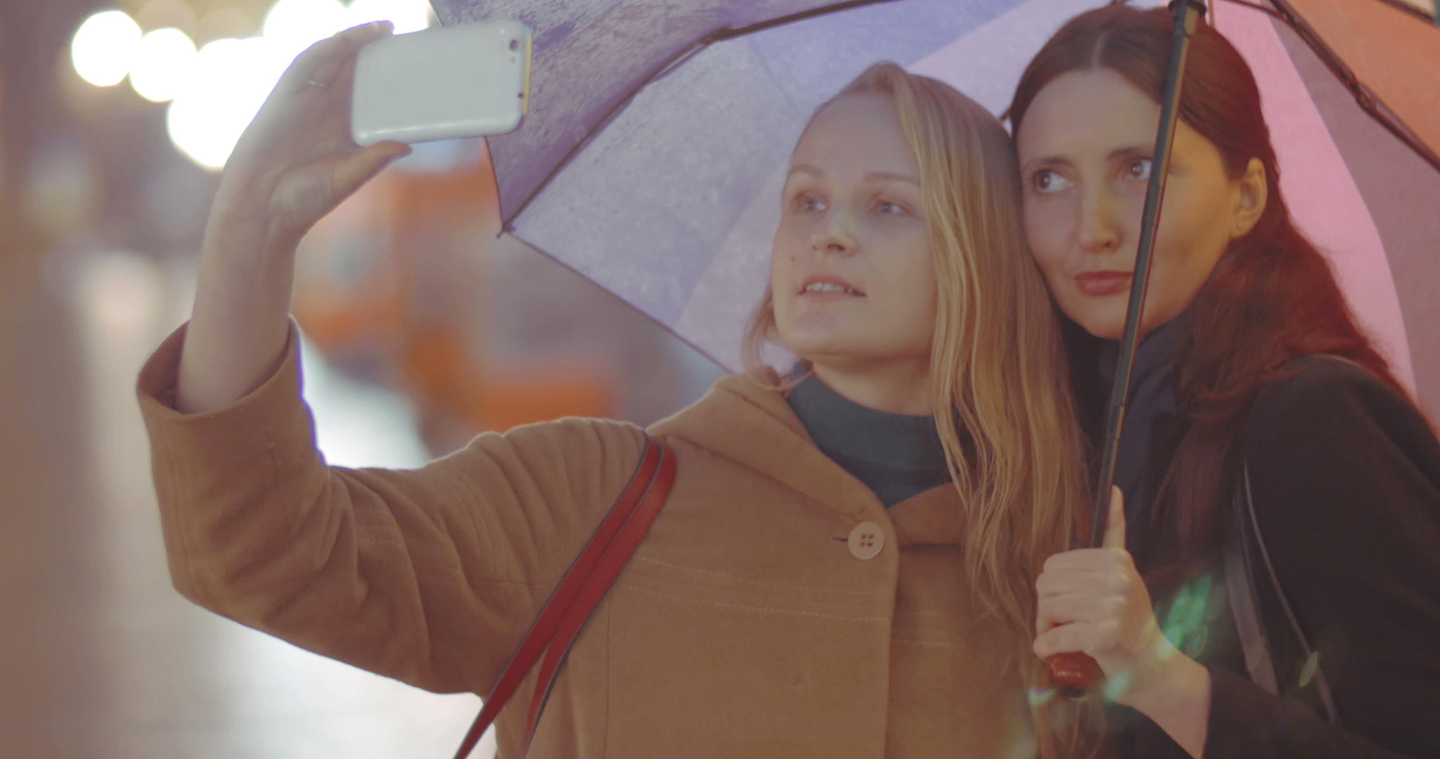 女性朋友在雨伞下自拍视频的预览图