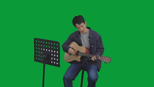 4K绿幕男青年弹吉他视频的预览图