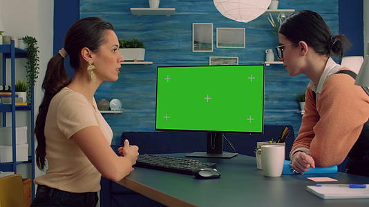 两个女人在电脑上一起工作视频的预览图