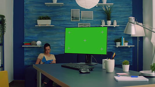 自由职业者在强大的计算机上工作模拟绿色屏幕染色显示器视频的预览图