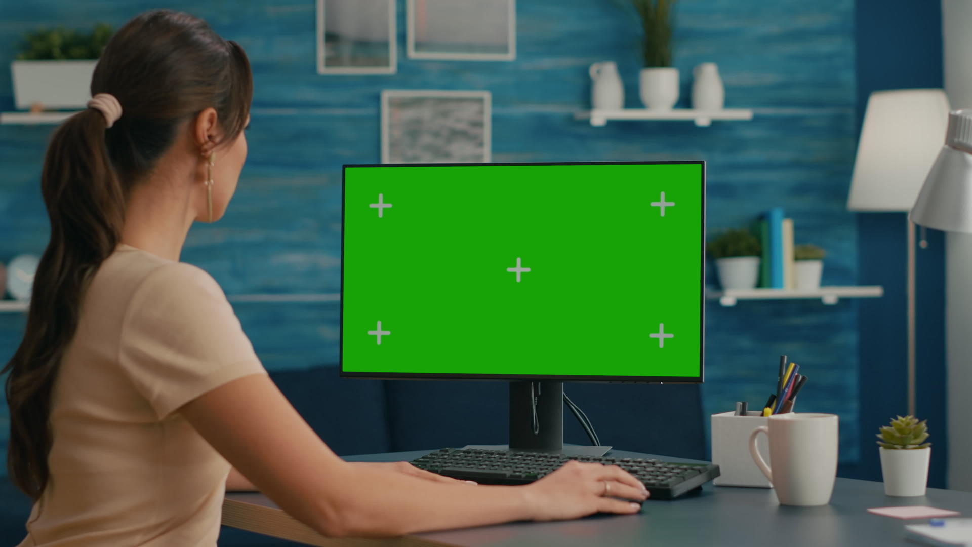 女性使用绿屏计算机视频的预览图