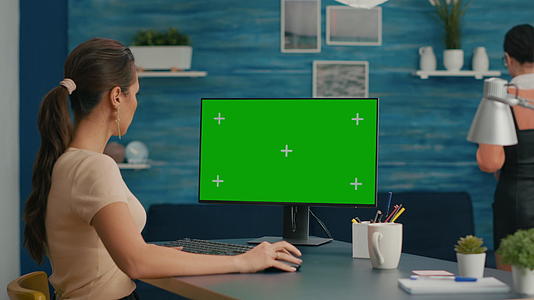 从事模拟计算机绿屏工作caucasian妇女视频的预览图