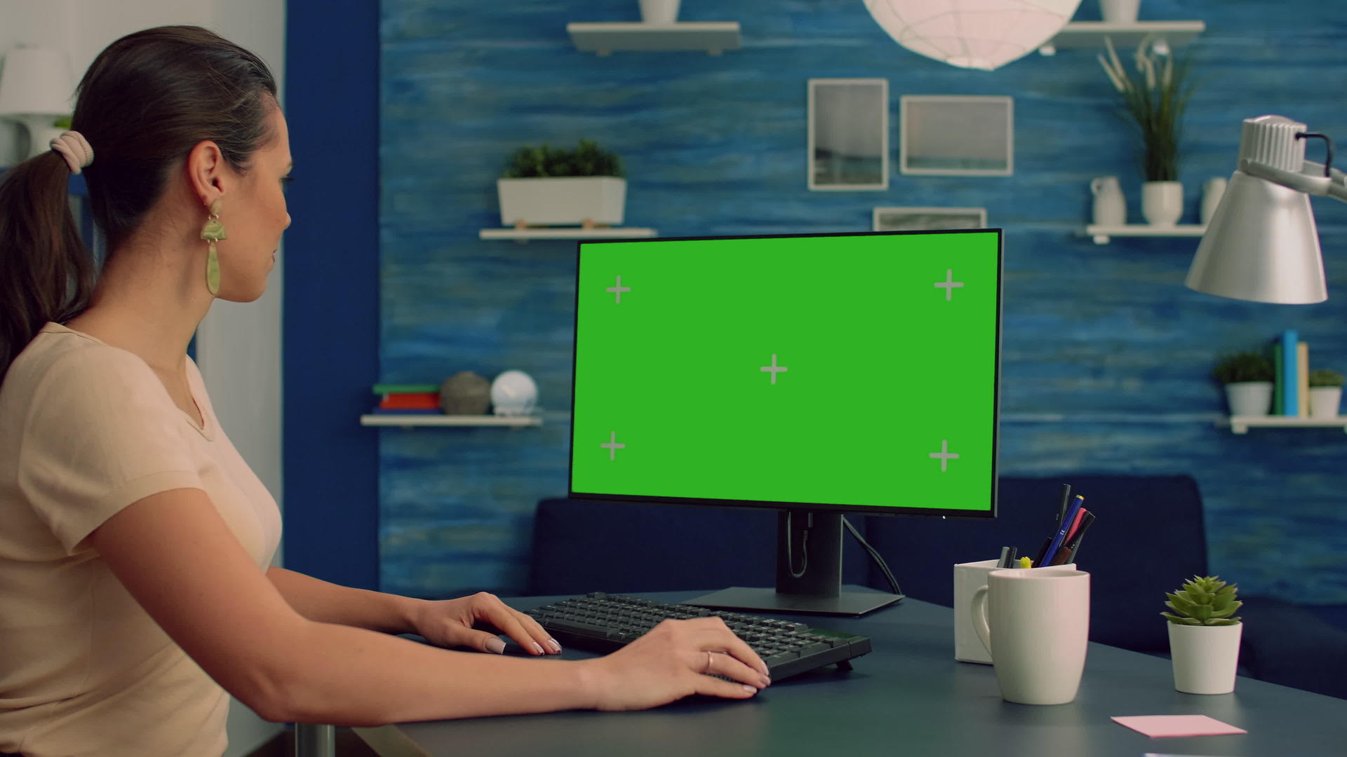 从事计算机在线广告的女性商人视频的预览图