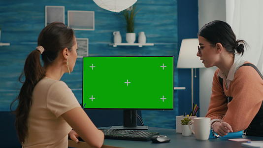 坐在电脑绿屏前的两个朋友在模拟电脑绿屏上视频的预览图