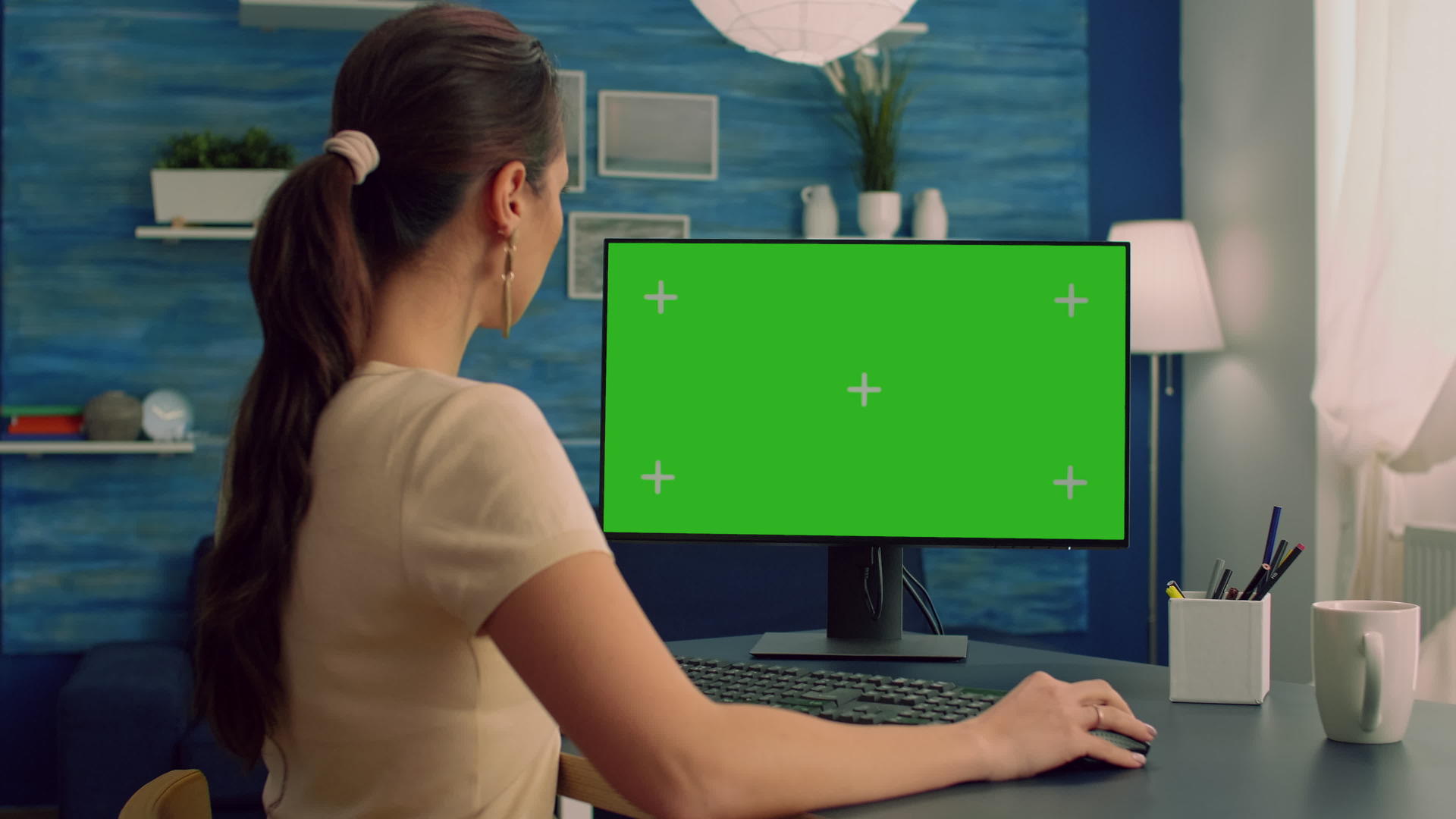 女性在专业计算机上打字视频的预览图