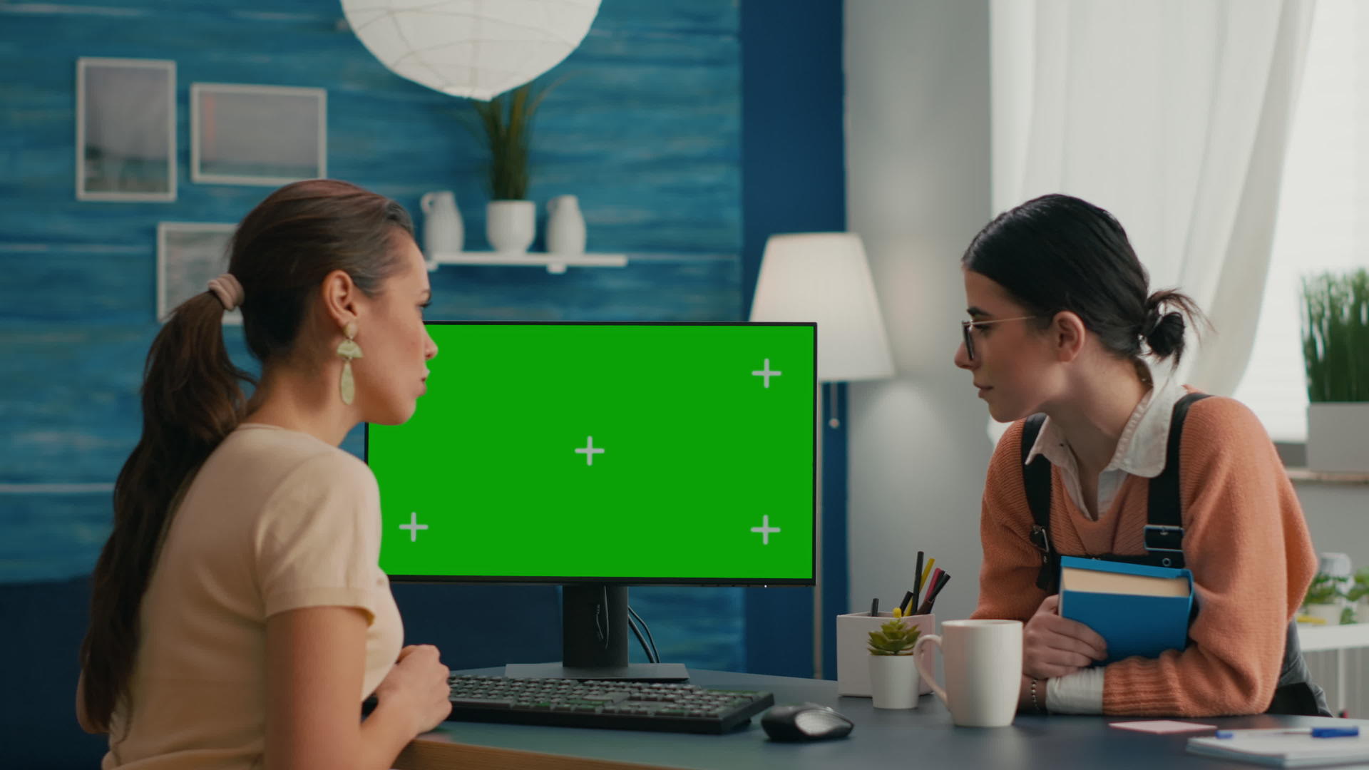 两个女人用计算机讨论视频的预览图