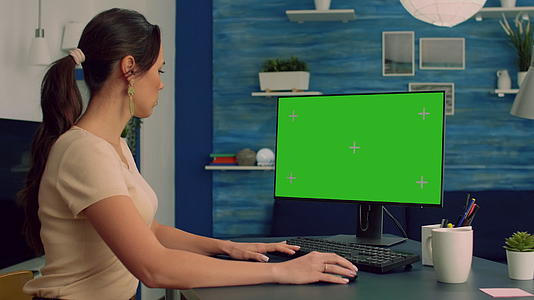 从事个人电脑工作的女性在办公桌上工作视频的预览图
