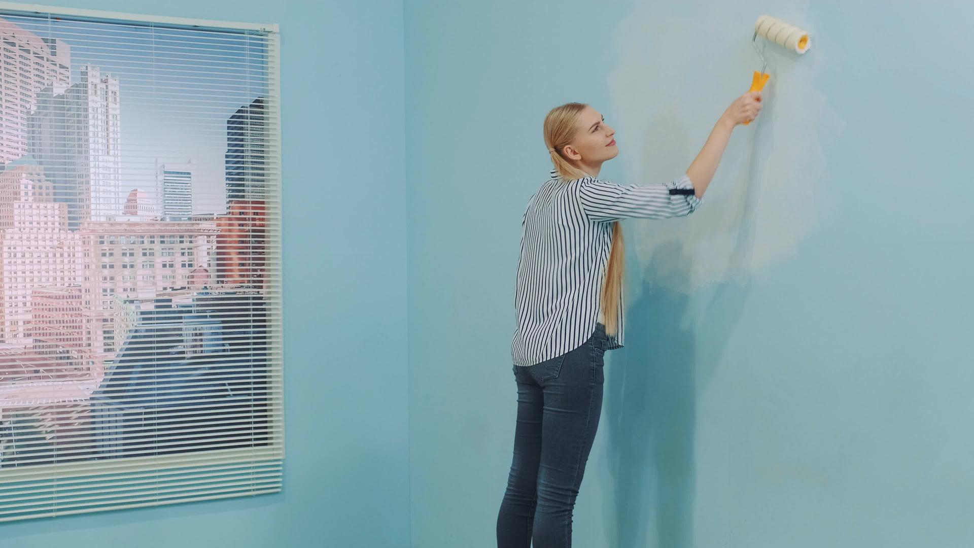 女人翻修公寓视频的预览图