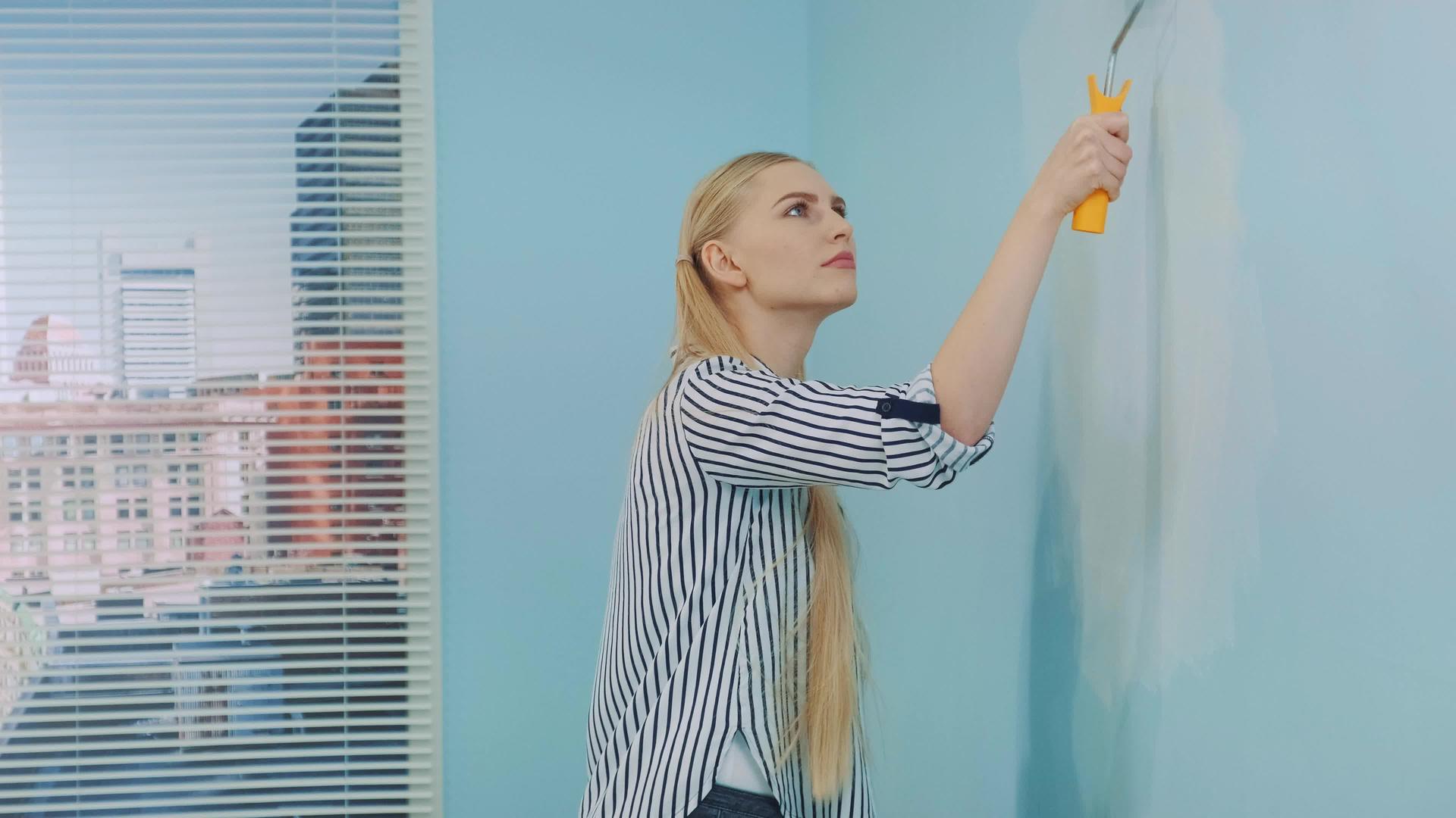 女性建筑工人的油漆墙视频的预览图