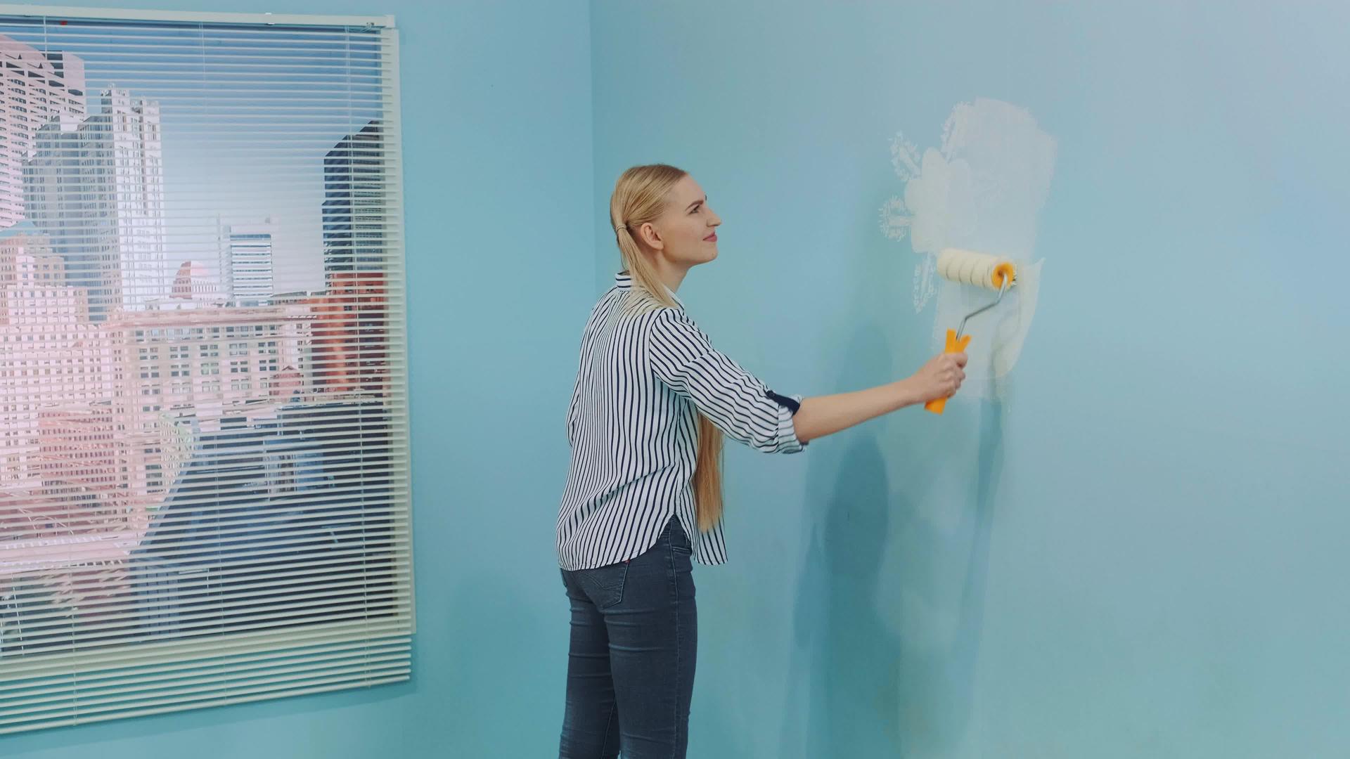 女人重新装修办公室的墙壁视频的预览图