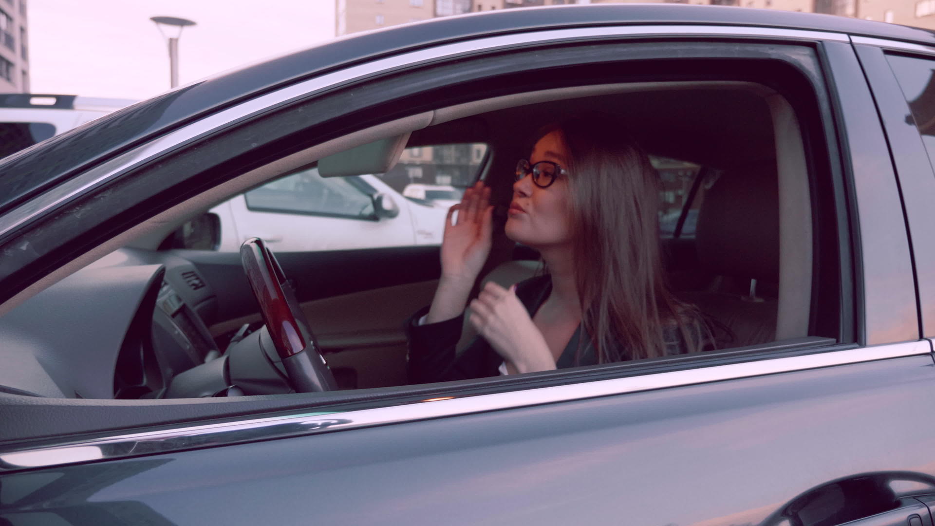 汽车女士在镜子后视镜中寻找汽车的化妆品检查停车场视频的预览图