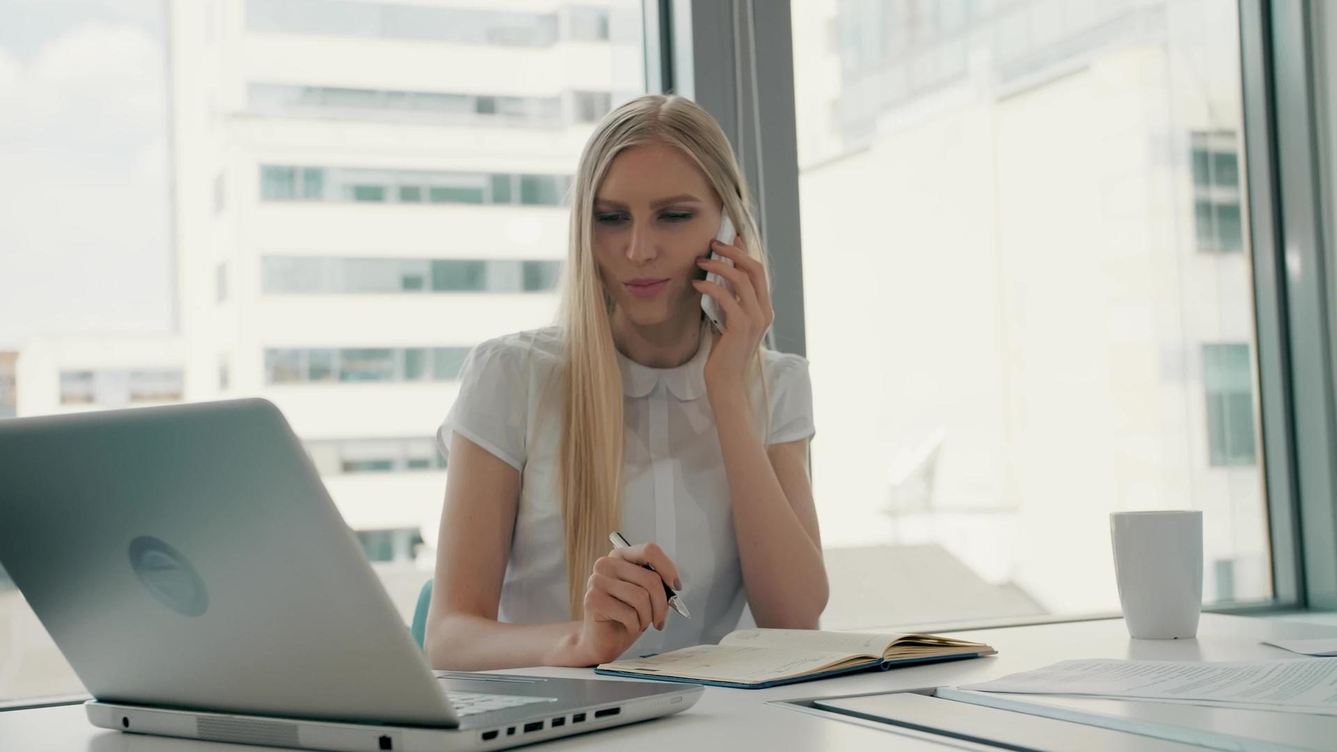 在轻型办公室工作的严肃女性优雅的现代商业女性在会议上视频的预览图