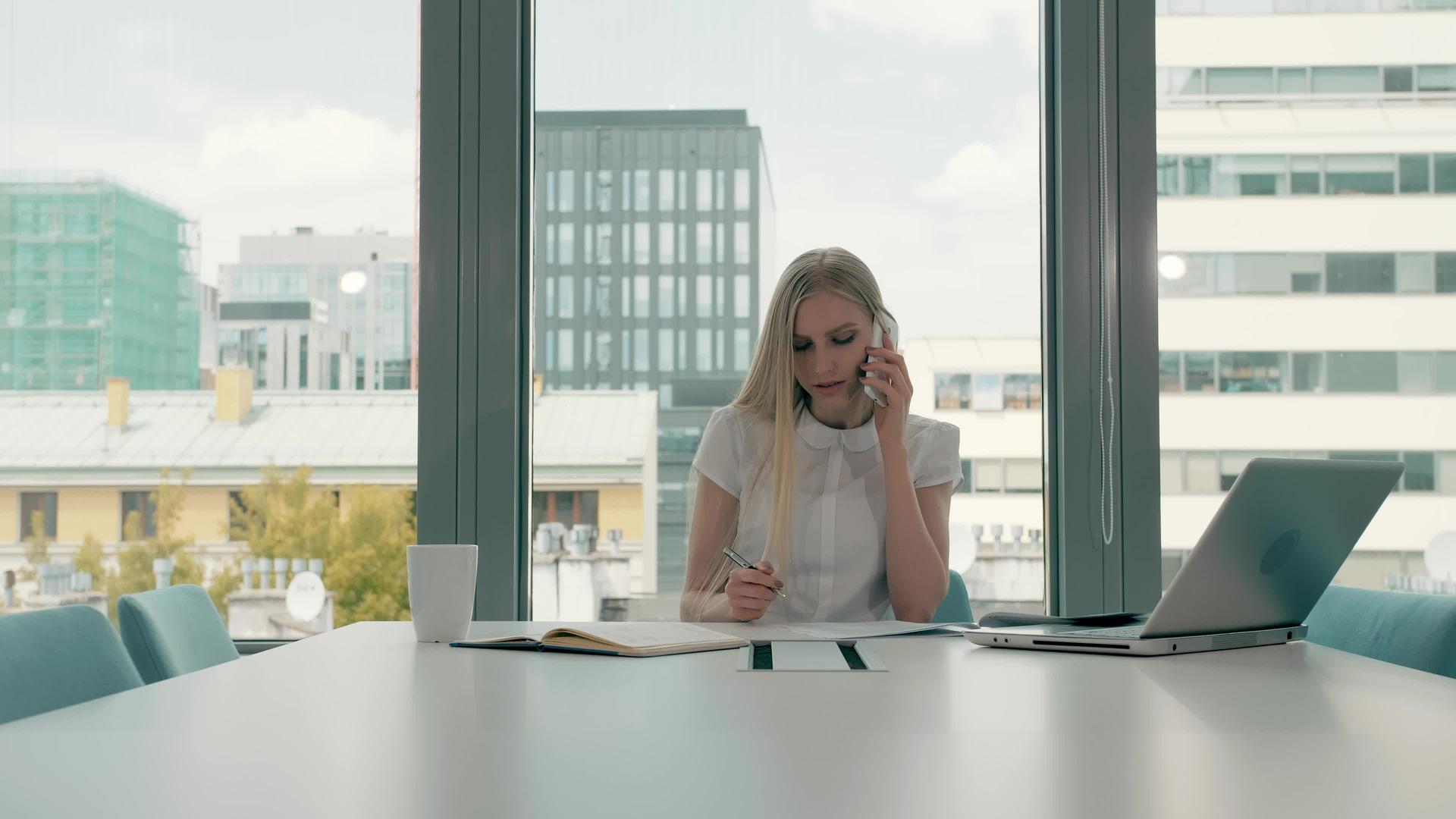 优雅的现代女商人和笔记本电脑在轻型办公室工作视频的预览图